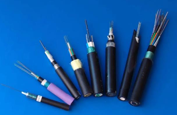 What is the difference between multimode fiber optic cable and single mode fiber optic cable?