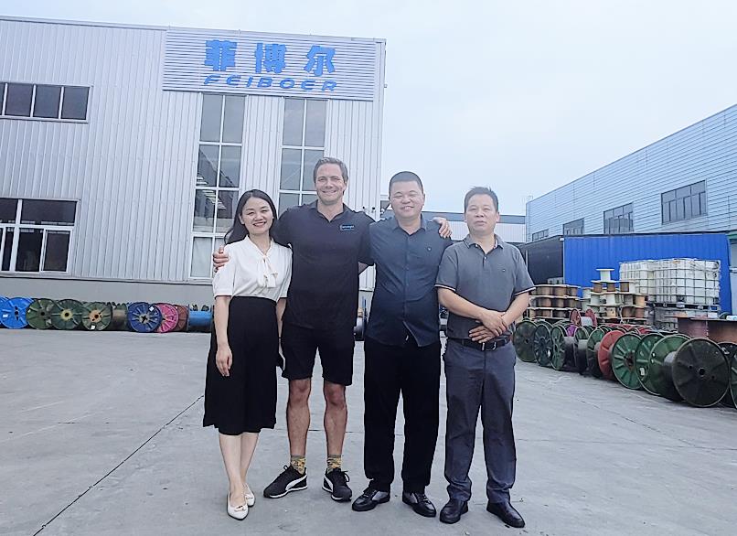 Overseas customers to visit the company exchange